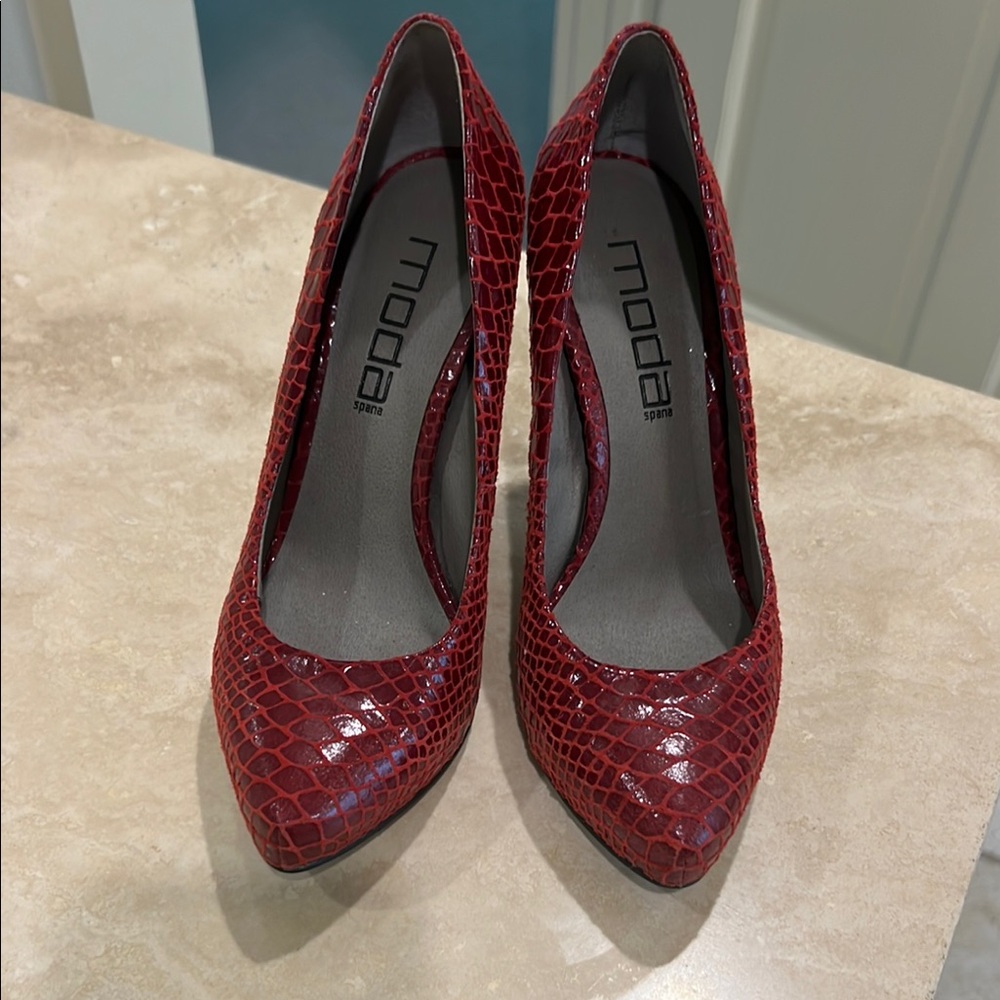 Moda Spana Red Crocodile Pattern Heels